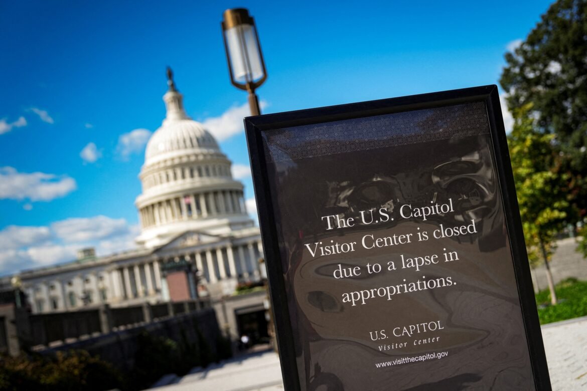 2025-10-24t132824z-1-lynxmpel9n0p0-rtroptp-4-usa-shutdown-economy.jpg